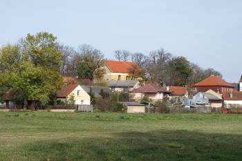 kostel od jihozápadu - z místa poblíž tvrziště ( © Milan Caha 10/2008)