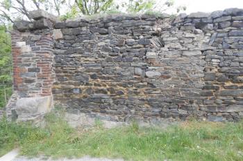 Brána vedoucí do nádvoří, patrný pateční kámen a zazděná nika (© Jan Večeřa, 05/2015)