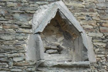 Detail výklenku ohraničeného tesanými kamenickými články, zakončen vimperkem (© Jan Večeřa, 05/2015)