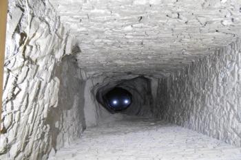 Pohled do nitra studniční věže, přistavěné někdy v průběhu pozdní gotiky (© Jan Večeřa, 05/2015)