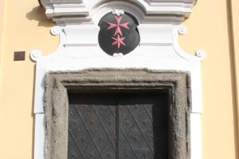 Hlavní portál s erbem křížovníků s červenou hvězdou ( © Ivan Grisa 03/2011)