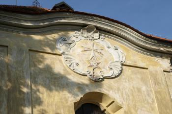 znak křížovníků s červenou hvězdou ( © Milan Caha 10/2008)