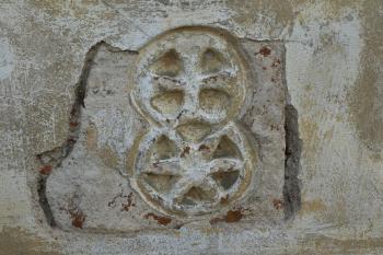 znak křížovníků s červenou hvězdou (?) v jižní zdi ( © Milan Caha 10/2008)