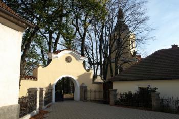 hřbitovní brána ( © Milan Caha 10/2008)