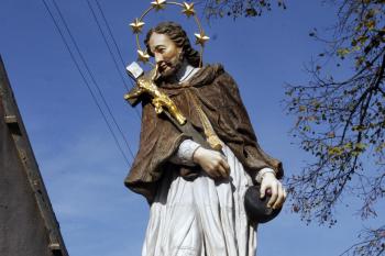 Socha sv. Jana Nepomuckého u vchodu na hřbitov ( © Iva Spurná 9.11.2008)