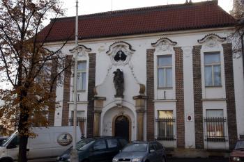Křižovnická fara naproti kostelu přes ulici ( © Iva Spurná 9.11.2008)