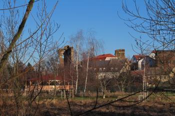 pohled na zbytky hradu od jihu městečka (© Rodochrozit, 02/2013)