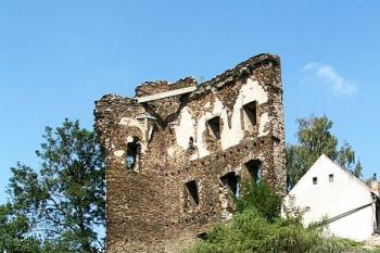 Torzo západního paláce ( © Petr Turyna 08/2005)