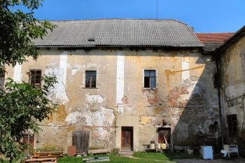 nádvorní průčelí severovýchodního křídla ( © Pavel Zany Komárek 31.8.2005)