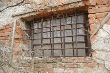 Okno s původní provlékanou mříží (© Jaromír Schoffer, 04/2010)
