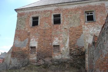 Zadní renesanční křídlo s pískovcovými ostěními oken (© Jaromír Schoffer, 04/2010)