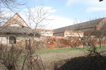 polozbořené hospodářské křídlo na levé straně směr do středu obce (© Jaromír Schoffer, 04/2010)
