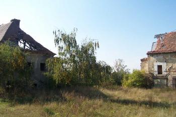 Jihozápadní nároží-pohled ze dvora (© Vladimír Studecký, 9/2008)