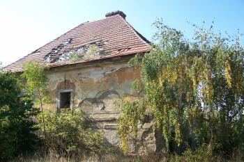 Budova u vstupu do dvora (jihozápad) (© Vladimír Studecký, 9/2008)