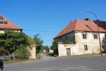 Vjezd do poplužního dvora (© Vladimír Studecký, 9/2008)