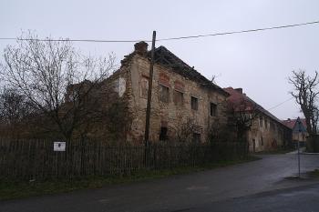 Jižní křídlo z návsi ( © Ivan Grisa 03/2009)