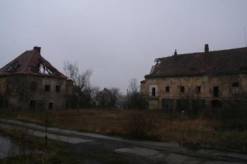 Jižní a západní křídlo ze dvora ( © Ivan Grisa 03/2009)