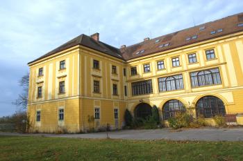 pohled na západní křídlo od jihovýchodu ( © Milan Caha 10/2008)