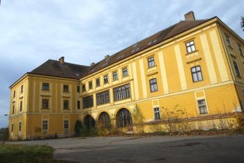 nádvorní průčelí ( © Milan Caha 10/2008)