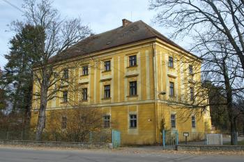 křídlo, ve kterém je pravděpodobně ukryto jádro renesanční tvrze ( © Milan Caha 10/2008)