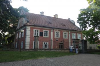 Barokní fara naproti kostelu (© Johannes Cladis, 05/2018)