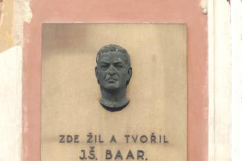 Pamětní deska Jindřicha Šimona Baara na budově fary (© Johannes Cladis, 05/2018)