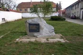 památník obětem holocaustu na náměstíčku bývalého ghetta ( © Milan Caha 10/2008)