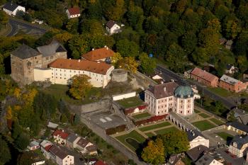 hrad a zámek - letecký snímek ( © Radovan Smokoň 11/2008)