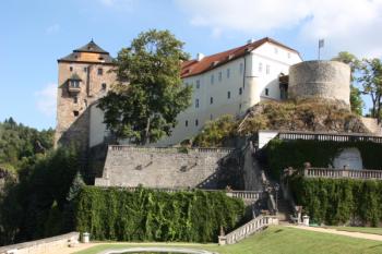 Hrad a Pluhův dům ze zámecké zahrady ( © Ivan Grisa 08/2009)