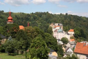 Areál hradu a zámku z úbočí Zlatého vrchu ( © Ivan Grisa 08/2009)