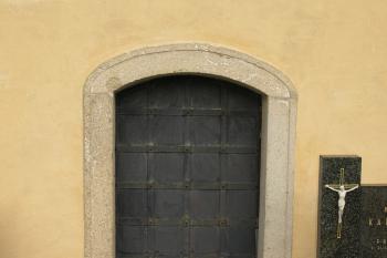 původní vchod v jižní zdi lodi ( © Milan Caha 10/2008)