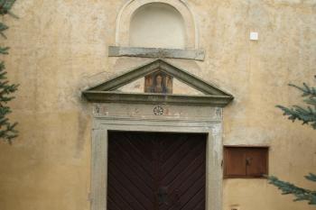 vchod z roku 1670 na západní straně kostela ( © Milan Caha 10/2008)