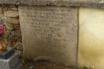 náhrobník z roku 1646 ( © Milan Caha 10/2008)
