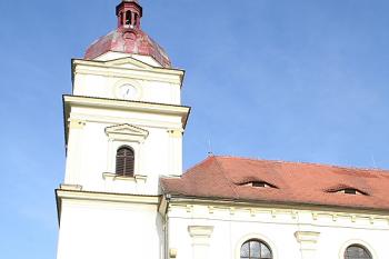 Věž a západní část trojlodí od jihu (© Ivan Grisa, 11/2008)