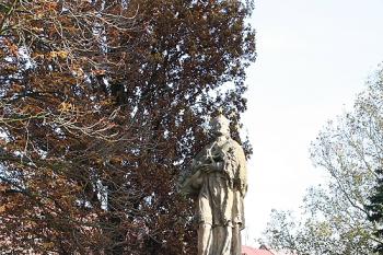 Socha sv. Jana Nepomuckého severně od kostela (© Ivan Grisa, 11/2008)