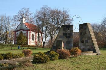Pomník od západu, (© Ivan Grisa, 11/2008)