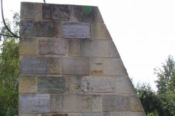Pravá část pomníku s kvádry z původní stavby (© Václav Čermák, 09/2009)