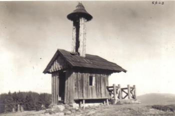 Fotografie původní zvoničky z počátku 20.století, která stávala na Bílém kříži u tehdejší útulny - soukr.sbírka IvoR (© ?)