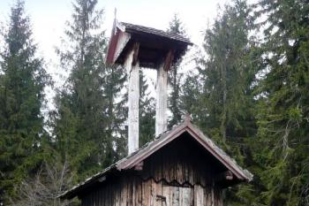 dřevěná zvonička na Bílém Kříži ( © Jan P. Štěpánek 03/2008)