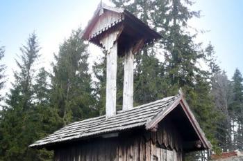 dřevěná zvonička na Bílém Kříži ( © Jan P. Štěpánek 03/2008)
