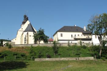 panorama části města s farním kostelem a farou ze Zámeckého parku ( © Jan P. Štěpánek 08/2013)