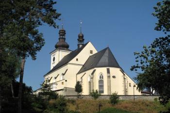 celkový pohled na farní kostel ( © Jan P. Štěpánek 08/2013)