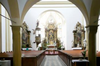 průhled hlavní lodí k oltáři ( © Jan P. Štěpánek 06/2008)