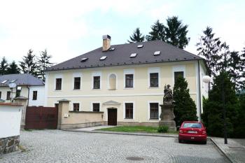 historická fara při kostele ( © Jan P. Štěpánek 06/2008)