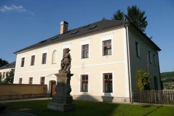 klasicistní fara vedle kostela ( © Jan P. Štěpánek 09/2009)