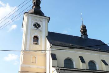 vstupní průčelí kostela s věží od branky v hradbách ( © Jan P. Štěpánek 09/2009)