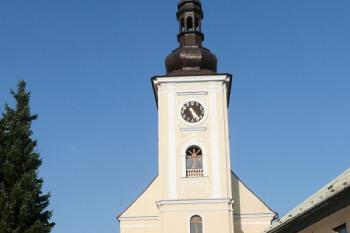 průčelí kostela s věží z Radniční ulice ( © Jan P. Štěpánek 09/2009)