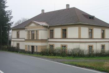 zámecké průčelí od sz. (© D Dohňanský, 07/2015)