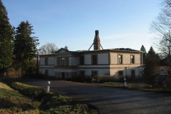 žálostný pohled na zámek s vyhořelou střechou (© D Dohňanský, 12/2015)
