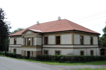uliční průčelí zámečku s novou střechou ( © Jan P. Štěpánek 08/2016)